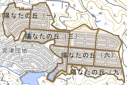 陽なたの丘とその周辺の地図。町の範囲を重ねている