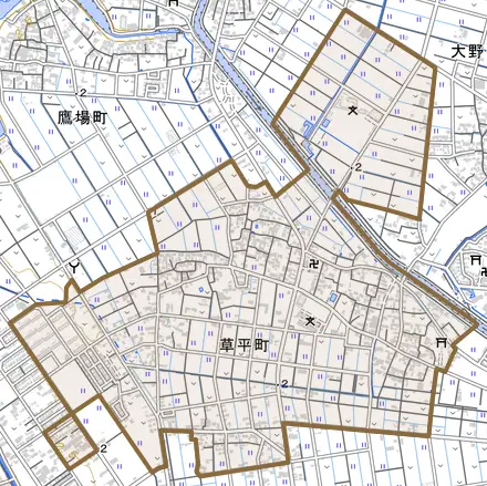 草平町とその周辺の地図。町の範囲を重ねている