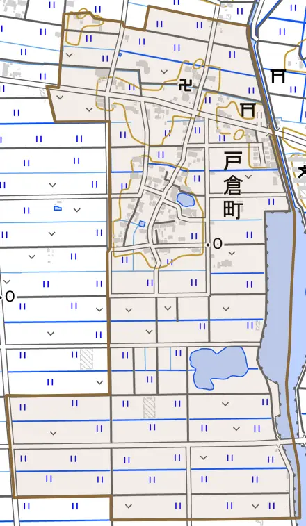 戸倉町とその周辺の地図。町の範囲を重ねている