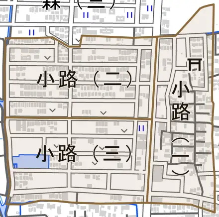 小路とその周辺の地図。町の範囲を重ねている
