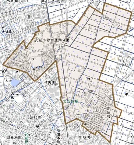 新田町とその周辺の地図。町の範囲を重ねている