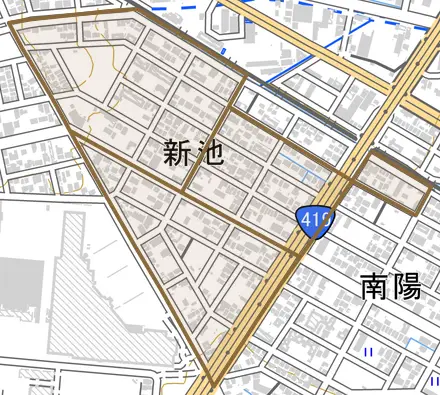 新池とその周辺の地図。町の範囲を重ねている