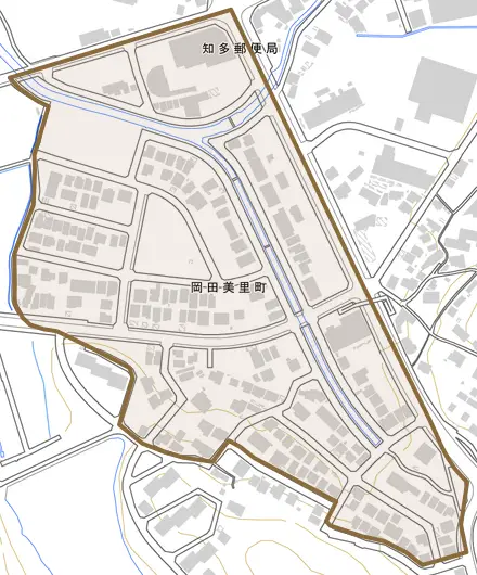 岡田美里町とその周辺の地図。町の範囲を重ねている