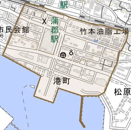 港町とその周辺の地図。町の範囲を重ねている
