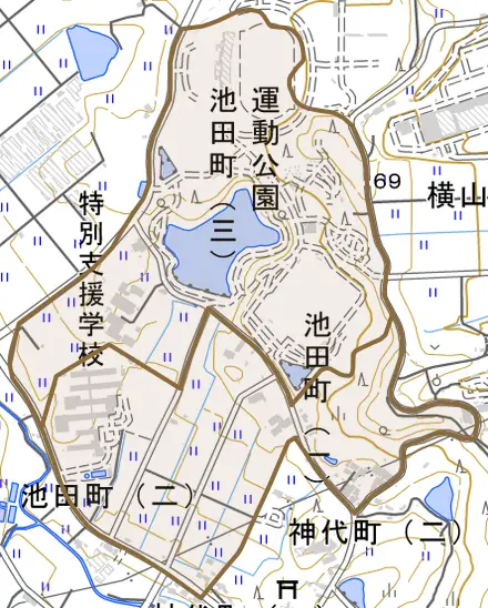 池田町とその周辺の地図。町の範囲を重ねている