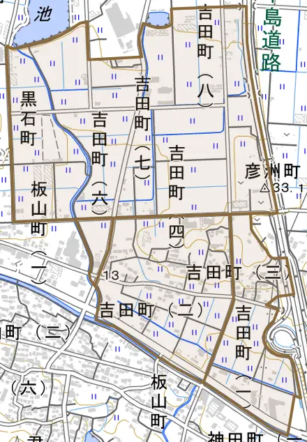 吉田町とその周辺の地図。町の範囲を重ねている
