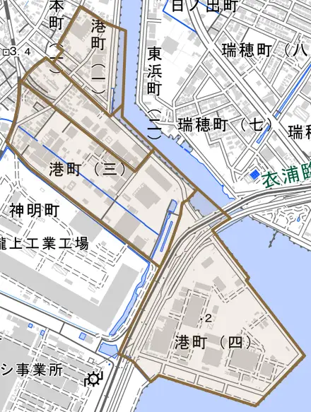港町とその周辺の地図。町の範囲を重ねている