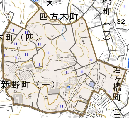 新野町とその周辺の地図。町の範囲を重ねている