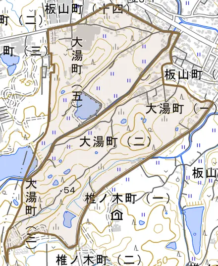 大湯町とその周辺の地図。町の範囲を重ねている