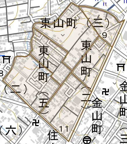 東山町とその周辺の地図。町の範囲を重ねている