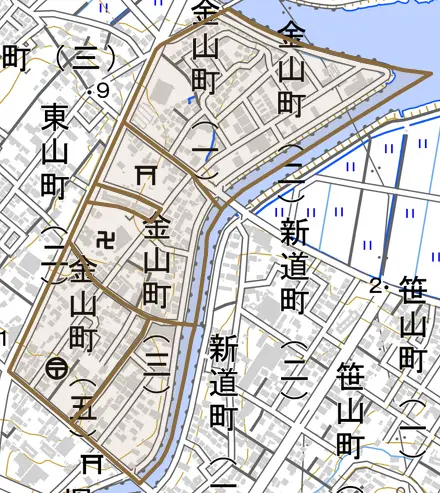 金山町とその周辺の地図。町の範囲を重ねている