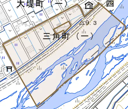 三角町とその周辺の地図。町の範囲を重ねている