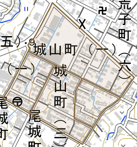 城山町とその周辺の地図。町の範囲を重ねている