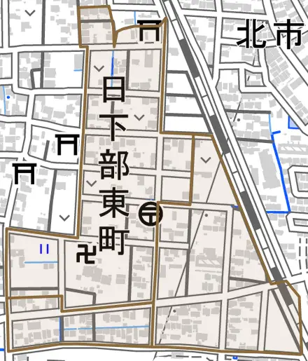 日下部東町とその周辺の地図。町の範囲を重ねている