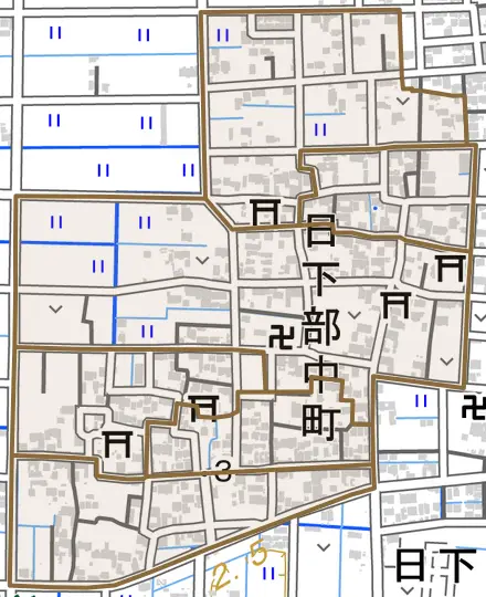 日下部中町とその周辺の地図。町の範囲を重ねている