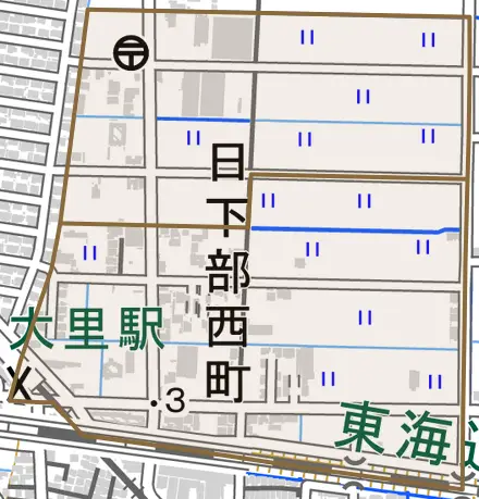 日下部西町とその周辺の地図。町の範囲を重ねている