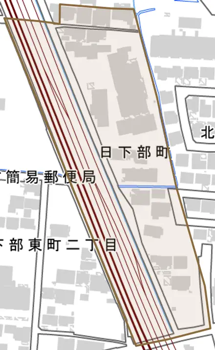 日下部町とその周辺の地図。町の範囲を重ねている