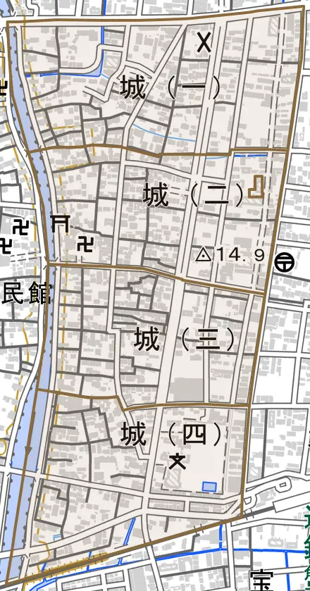 城とその周辺の地図。町の範囲を重ねている