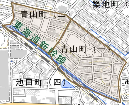 青山町とその周辺の地図。町の範囲を重ねている