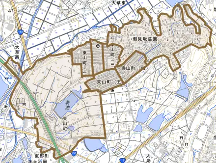 東山町とその周辺の地図。町の範囲を重ねている