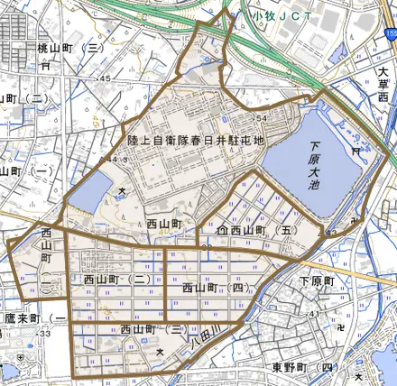 西山町とその周辺の地図。町の範囲を重ねている