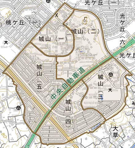 城山とその周辺の地図。町の範囲を重ねている