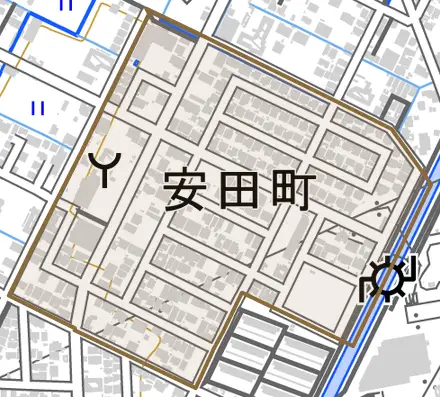 安田町とその周辺の地図。町の範囲を重ねている