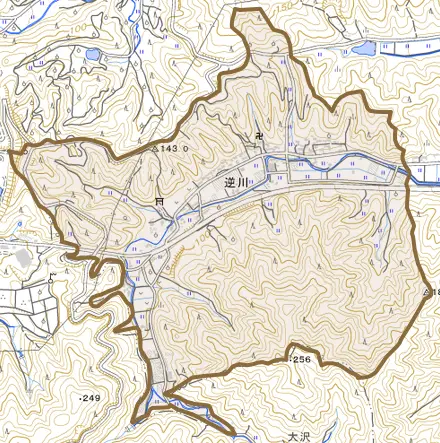 大字逆川とその周辺の地図。町の範囲を重ねている