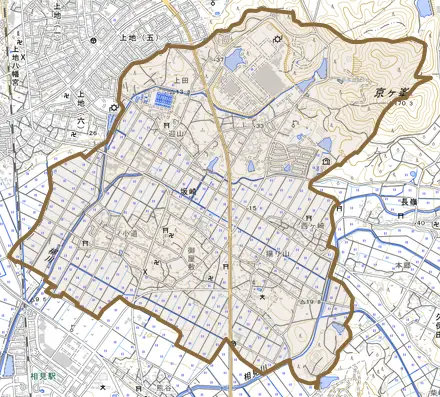 大字坂崎とその周辺の地図。町の範囲を重ねている