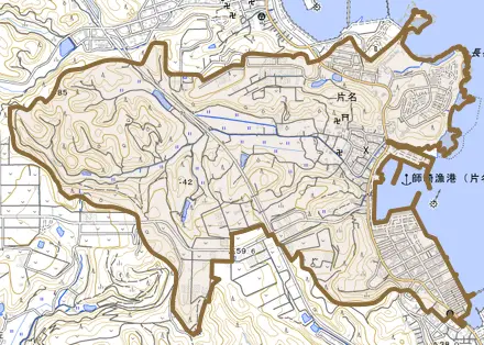 大字片名とその周辺の地図。町の範囲を重ねている