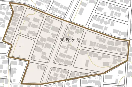 東蜂ヶ池とその周辺の地図。町の範囲を重ねている
