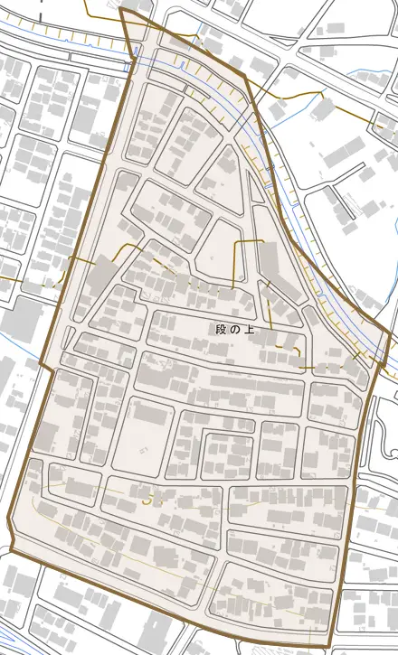 段の上とその周辺の地図。町の範囲を重ねている