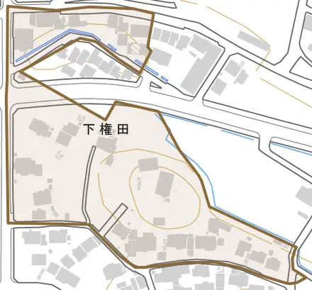 下権田とその周辺の地図。町の範囲を重ねている