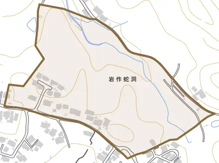 岩作蛇洞とその周辺の地図。町の範囲を重ねている