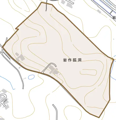 岩作狐洞とその周辺の地図。町の範囲を重ねている