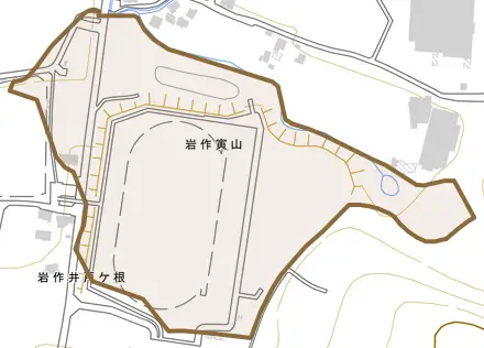 岩作寅山とその周辺の地図。町の範囲を重ねている