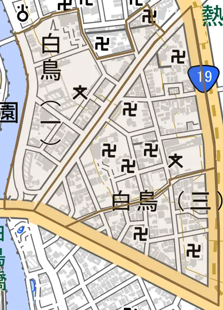 白鳥とその周辺の地図。町の範囲を重ねている