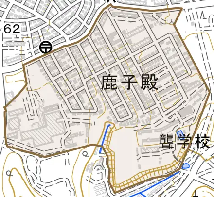 鹿子殿とその周辺の地図。町の範囲を重ねている
