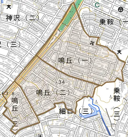 鳴丘とその周辺の地図。町の範囲を重ねている