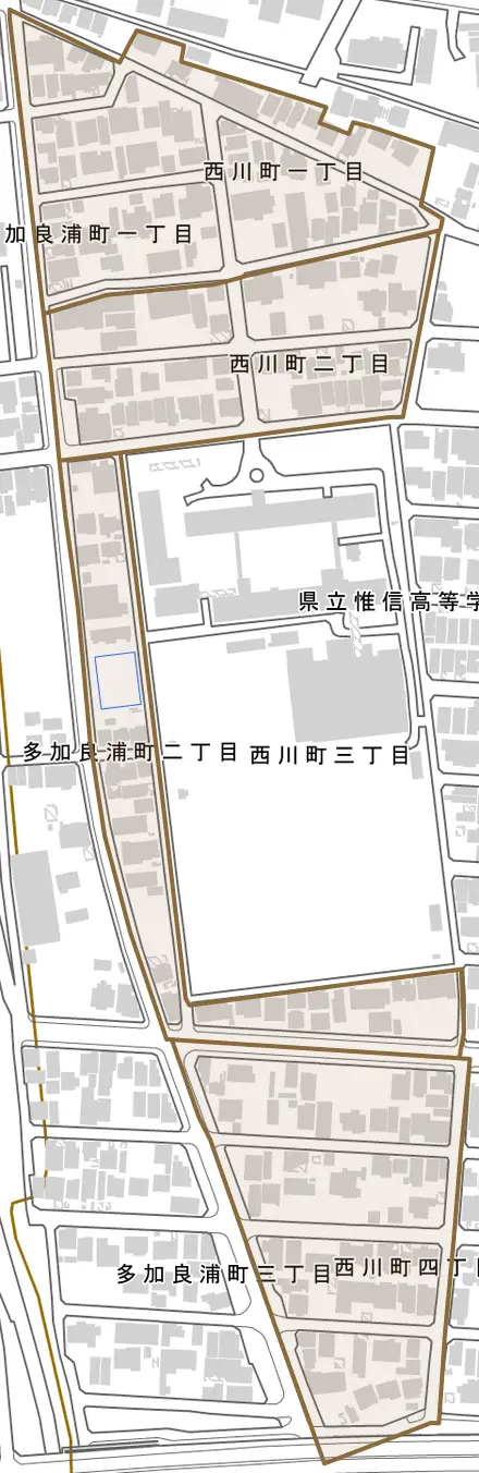 西川町とその周辺の地図。町の範囲を重ねている