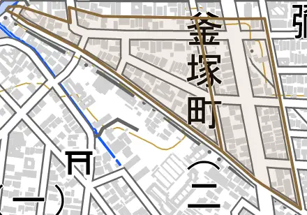 釜塚町とその周辺の地図。町の範囲を重ねている