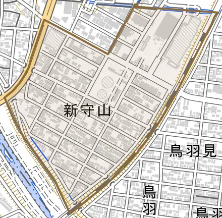 新守山とその周辺の地図。町の範囲を重ねている