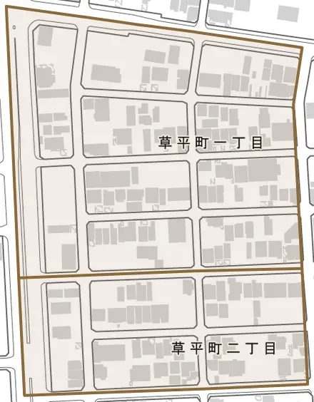 草平町とその周辺の地図。町の範囲を重ねている