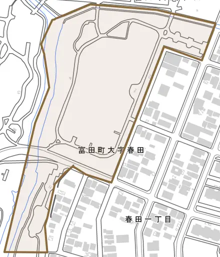 富田町大字春田とその周辺の地図。町の範囲を重ねている