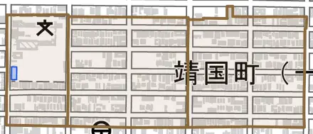 靖国町とその周辺の地図。町の範囲を重ねている