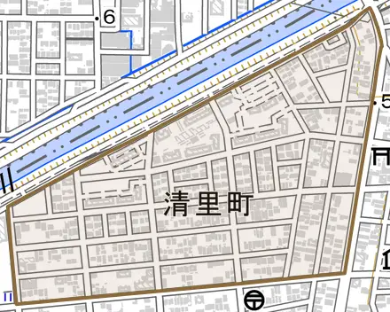 清里町とその周辺の地図。町の範囲を重ねている