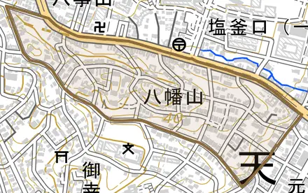 八幡山とその周辺の地図。町の範囲を重ねている