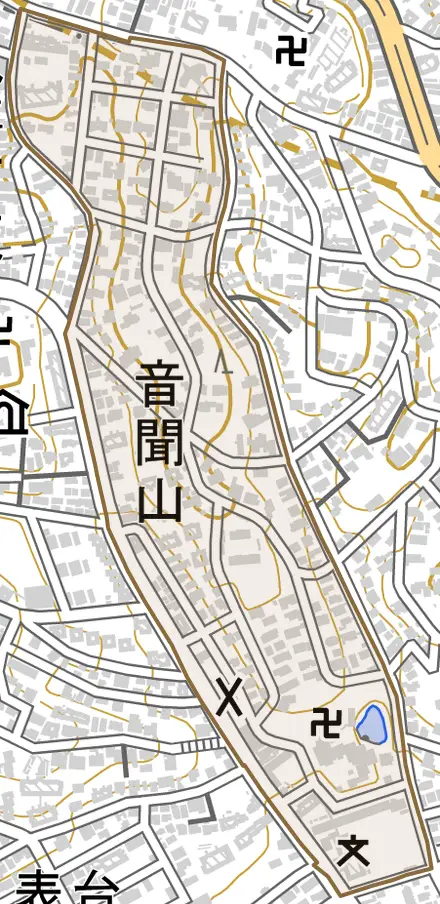 音聞山とその周辺の地図。町の範囲を重ねている