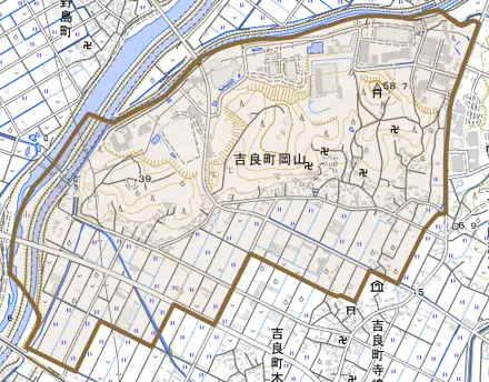 吉良町岡山とその周辺の地図。町の範囲を重ねている