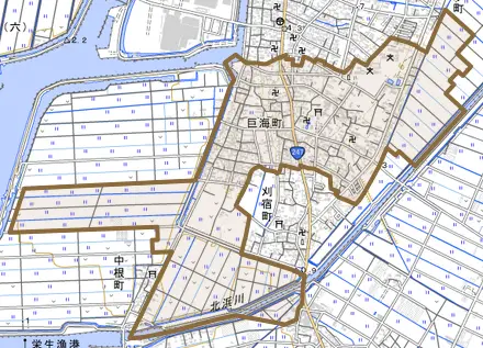 巨海町とその周辺の地図。町の範囲を重ねている
